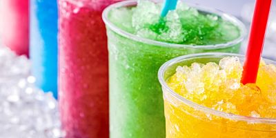 Bunte Slusheis-Getränke in verschiedenen Geschmacksrichtungen